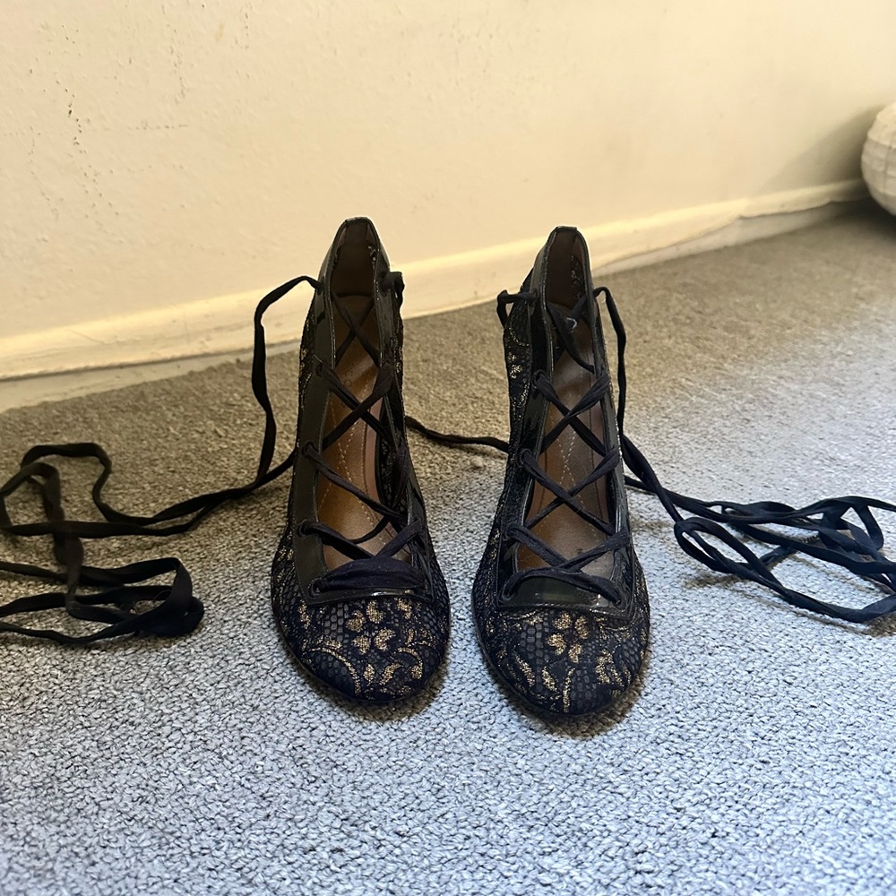 VINTAGE Marc Jacob’s Embroidered Lace Up Pumps